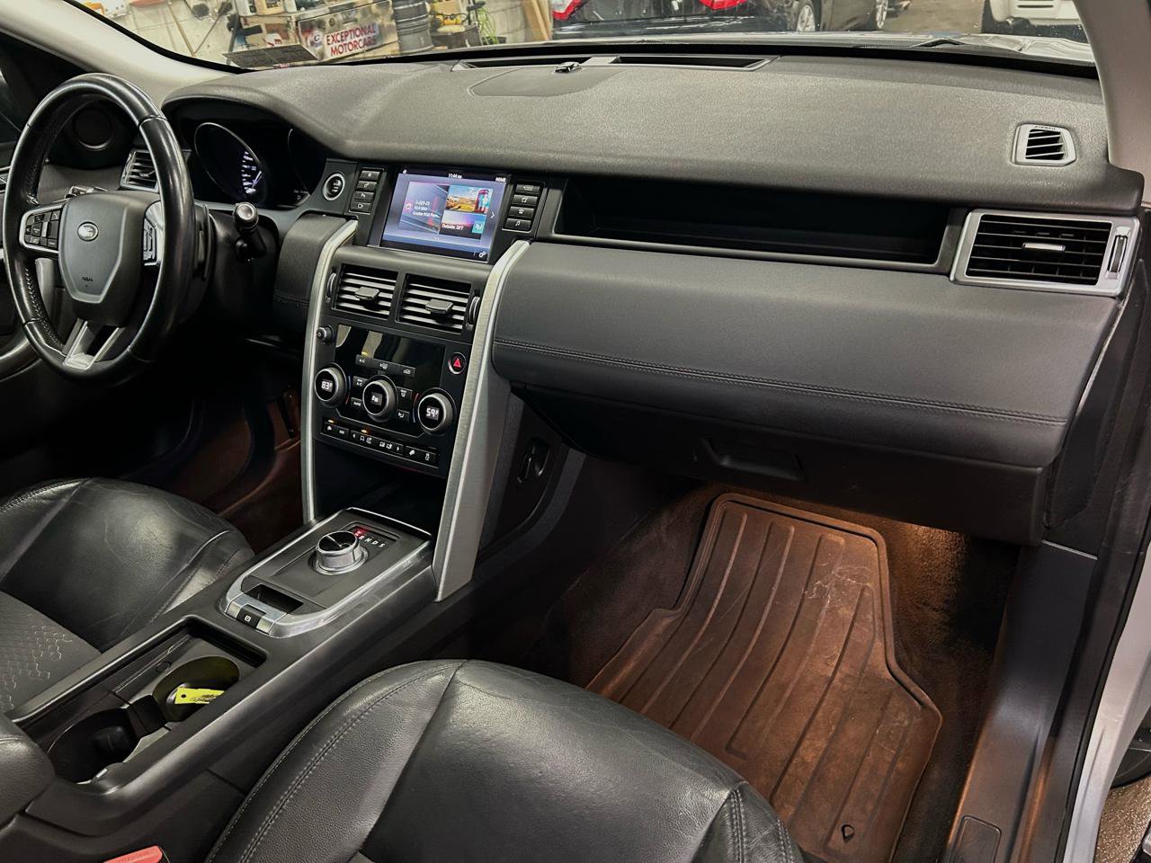 Used 2016 Land Rover Discovery Sport SE image 16
