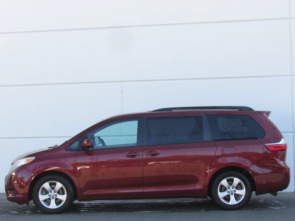 Used 2015 Toyota Sienna LE FWD image 4