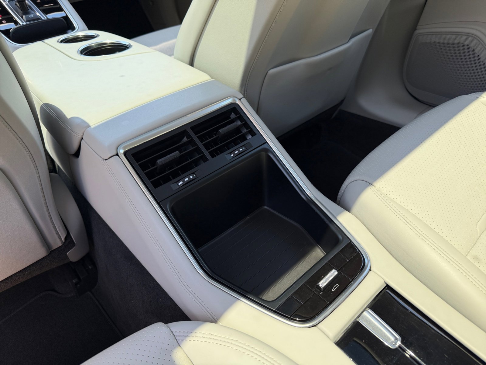 Used 2023 Porsche Panamera image 18