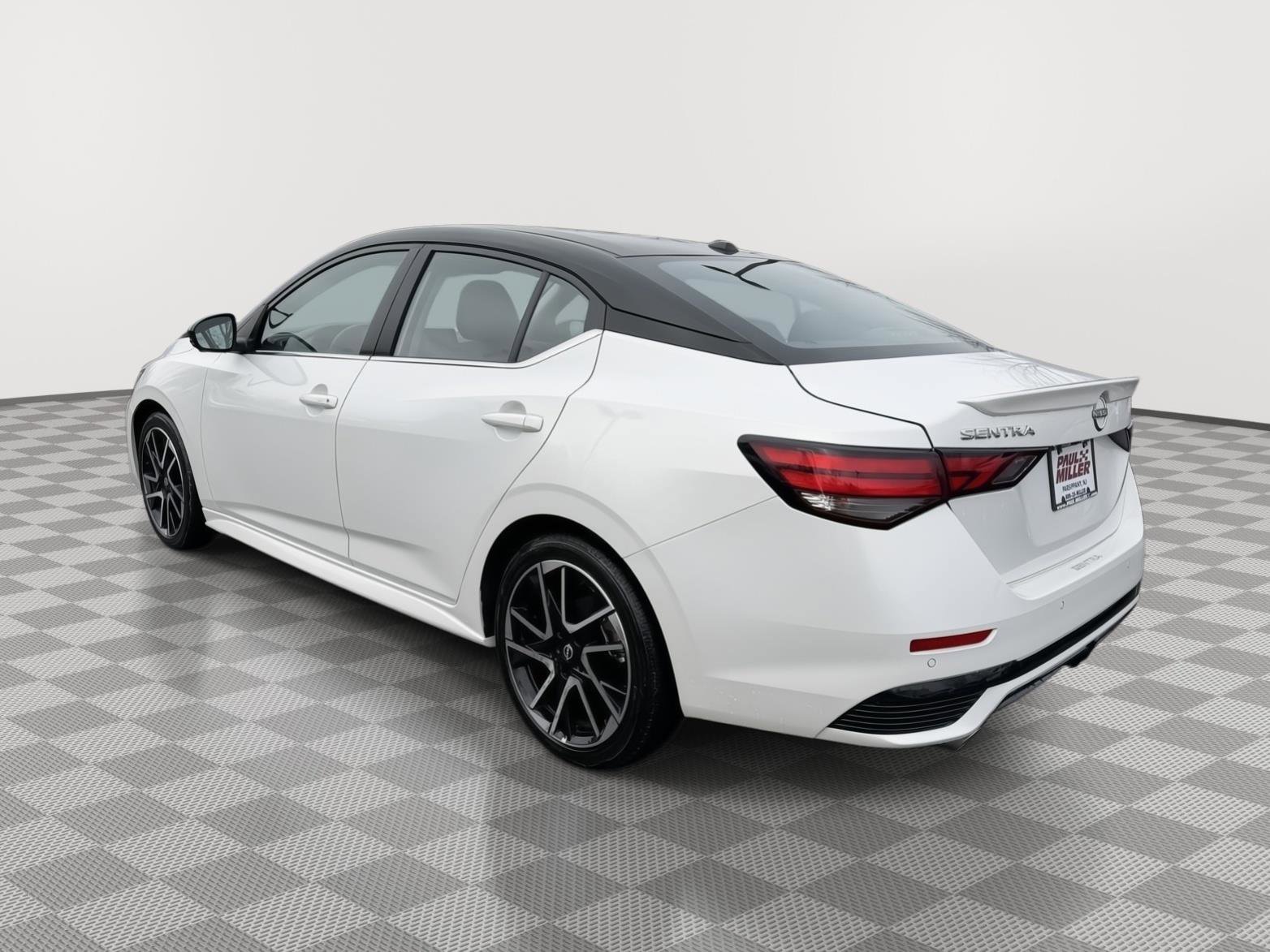 Used 2025 Nissan Sentra SR w/ SR Premium Package image 4