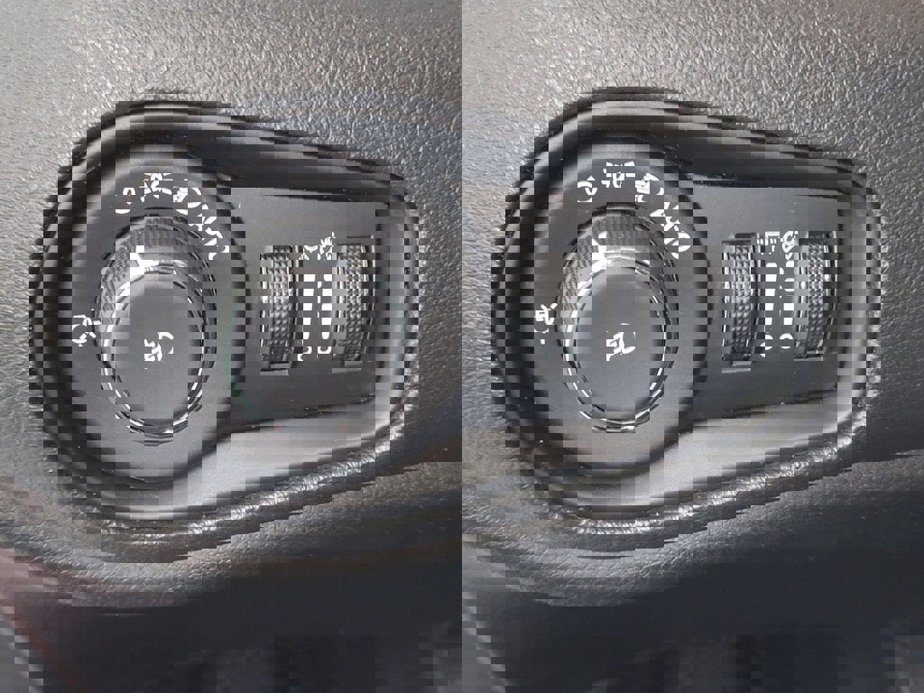 Used 2016 Jeep Renegade Limited image 18