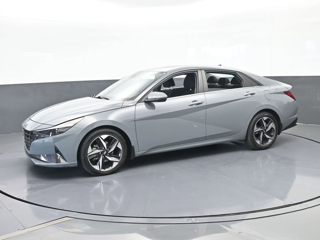Used 2022 Hyundai Elantra SEL w/ Convenience + Premium Package FWD image 2