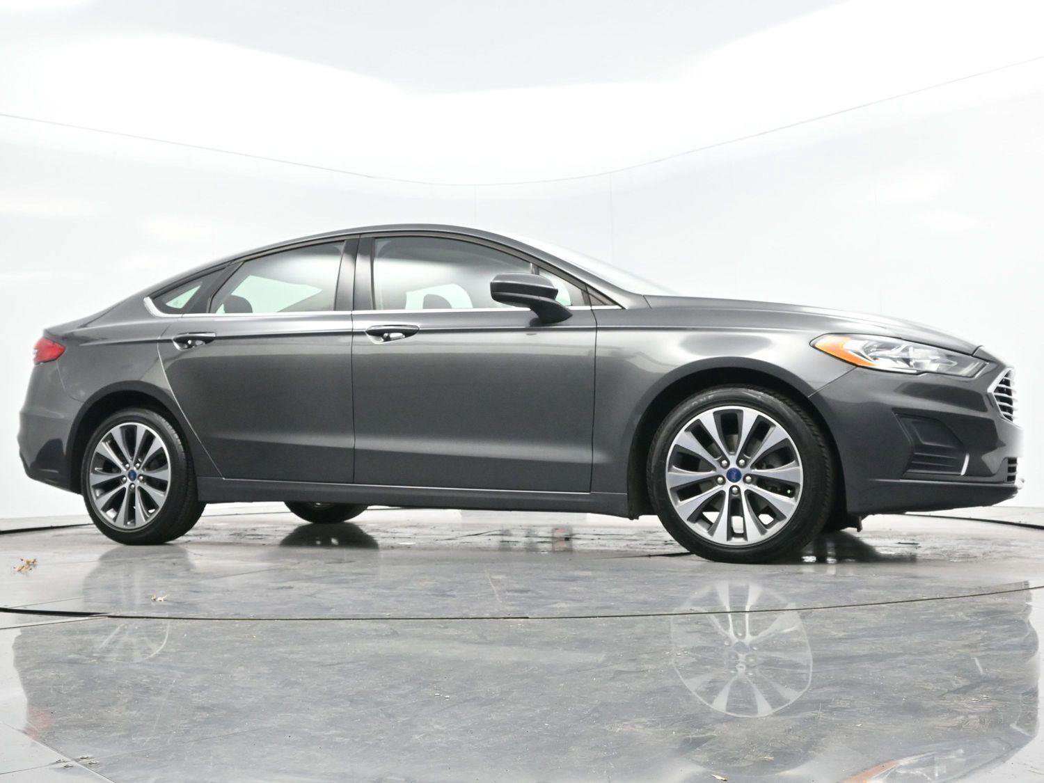 Used 2020 Ford Fusion SE image 46