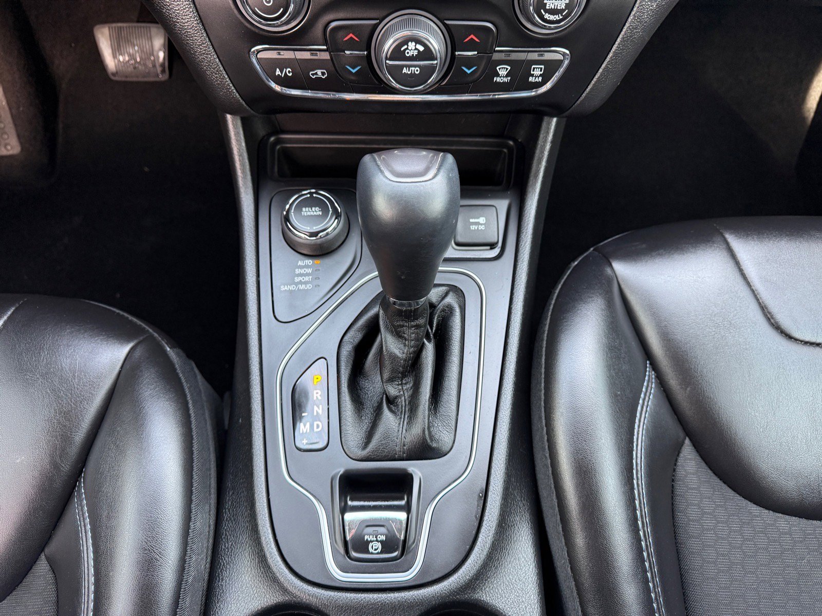 Used 2019 Jeep Cherokee Latitude Plus w/ Comfort/Convenience Group image 27