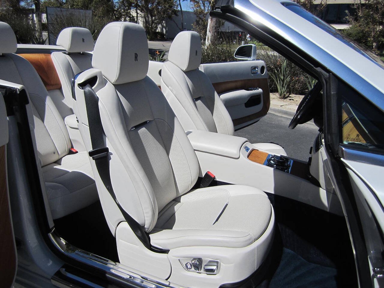 Used 2016 Rolls-Royce Dawn RWD image 32
