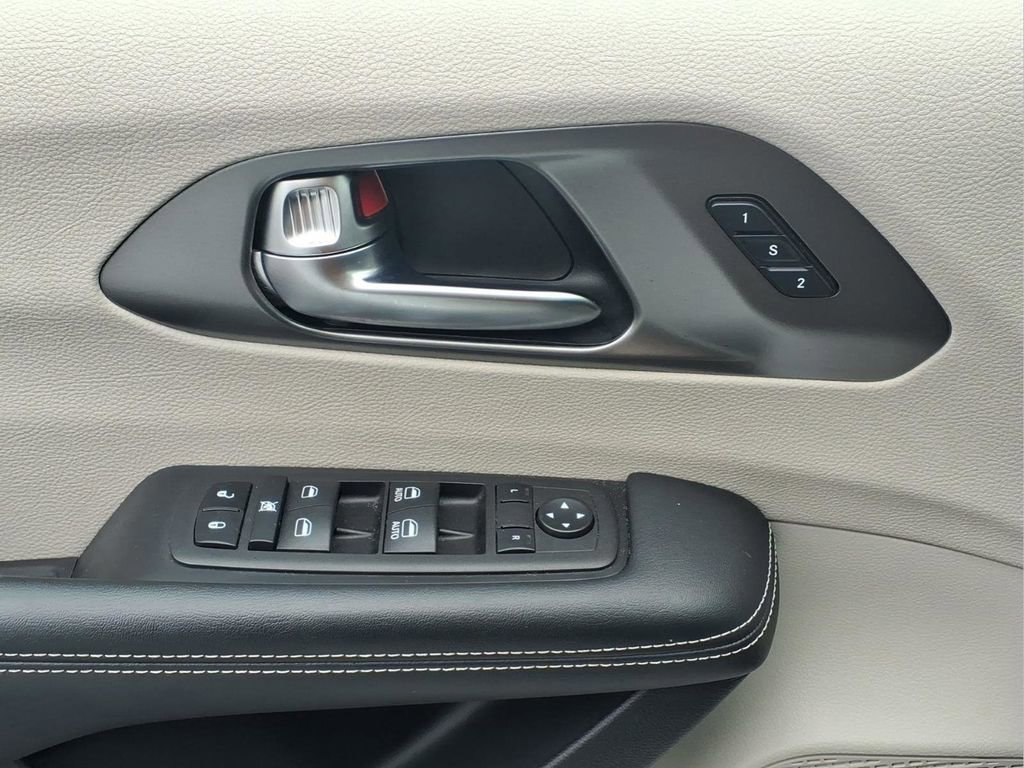 Used 2023 Chrysler Pacifica Touring-L FWD image 21