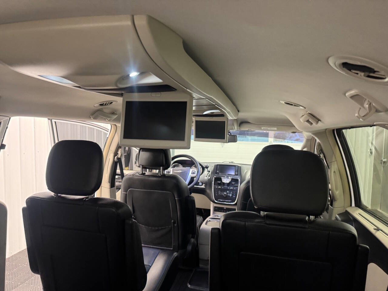 Used 2015 Chrysler Town & Country Touring-L w/ Driver Convenience Group image 18