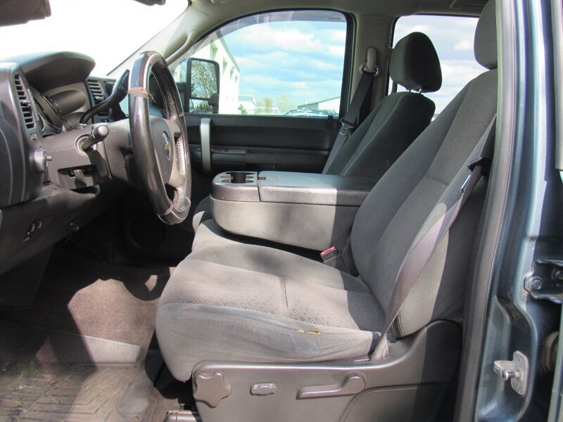 Used 2007 Chevrolet Silverado 2500 LT w/ 1LT Convenience Package AWD/4WD image 8