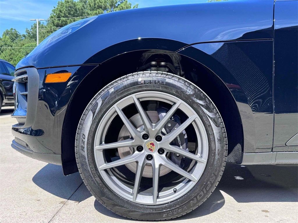 Certified 2025 Porsche Macan AWD/4WD image 12