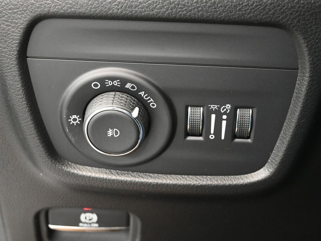 Used 2025 Jeep Grand Cherokee Limited w/ Luxury Tech Group II image 37