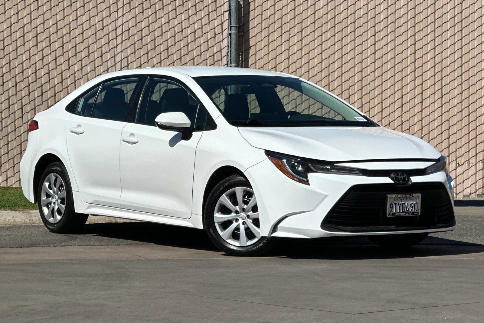 Used 2025 Toyota Corolla LE FWD image 2