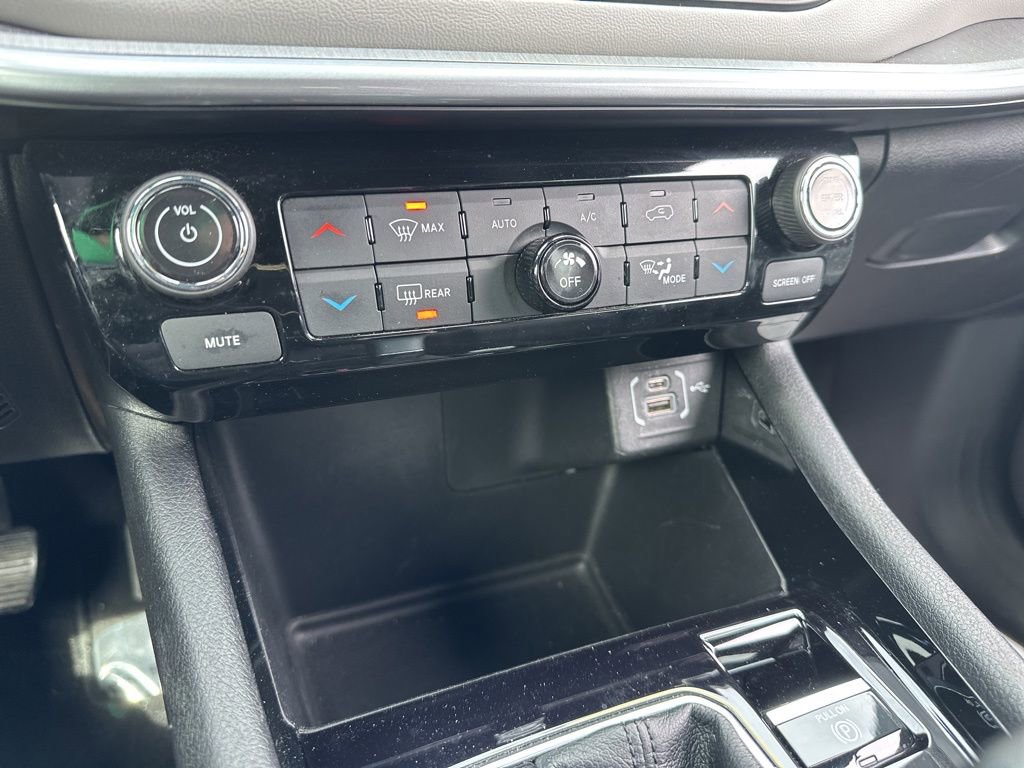 Used 2025 Jeep Compass Limited image 43