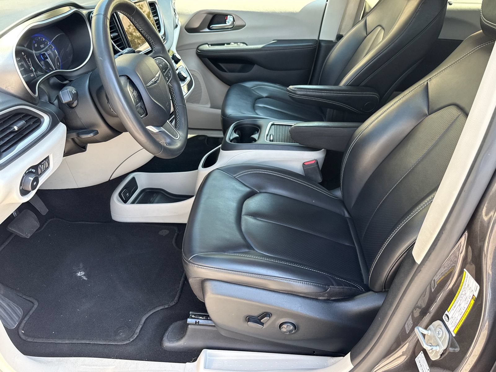 Used 2023 Chrysler Pacifica Touring-L FWD image 9