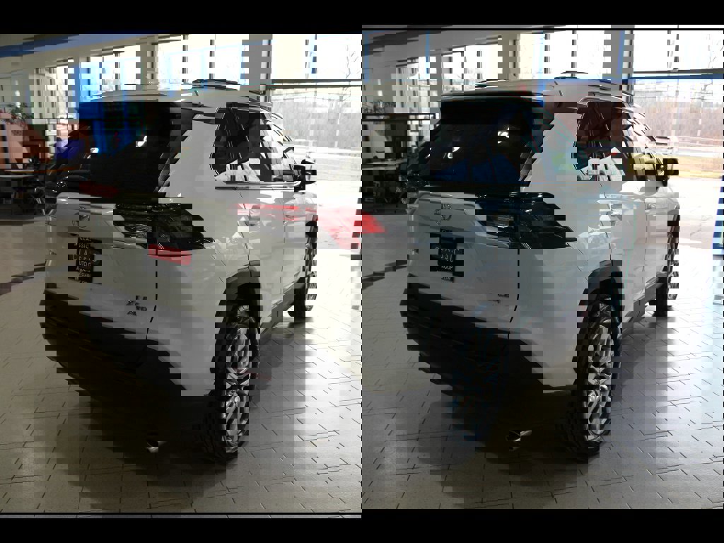 Used 2023 Toyota RAV4 XLE Premium image 5