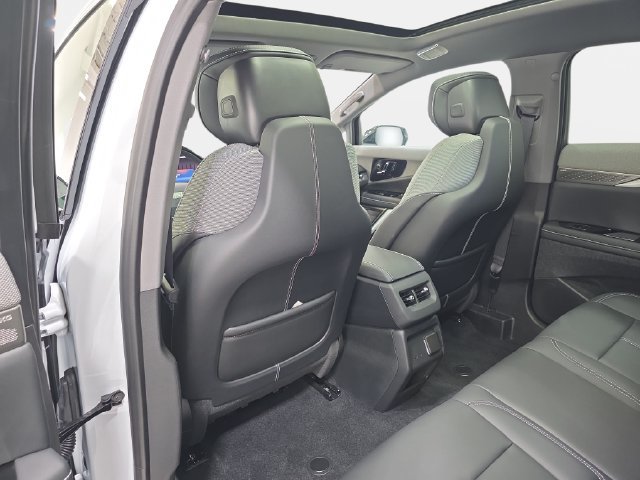 New 2027 Cadillac Optiq Luxury w/ LPO, Floor Liner Package AWD/4WD image 10