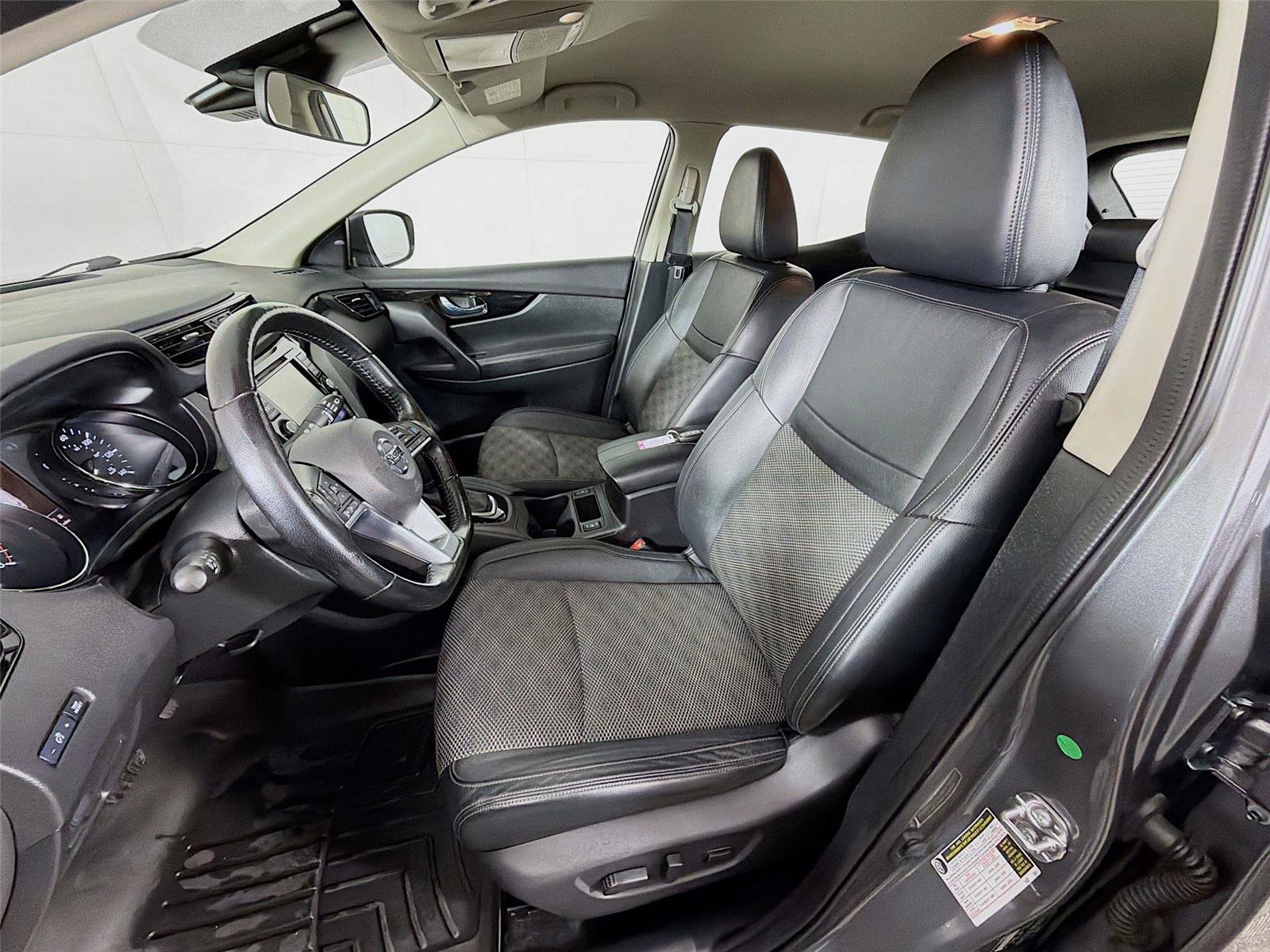 Used 2022 Nissan Rogue Sport SV w/ Technology Package image 11