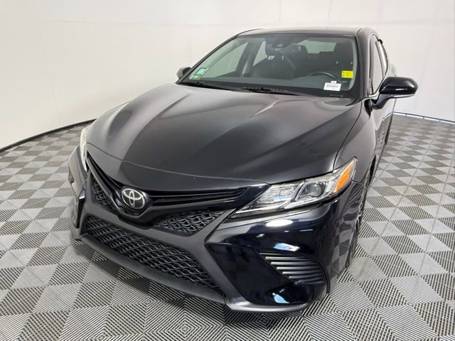 Used 2020 Toyota Camry SE w/ Convenience Package FWD image 2