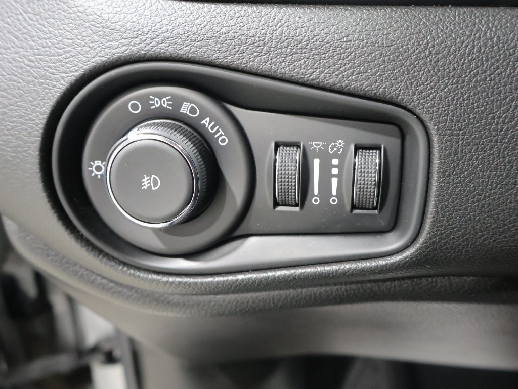 Used 2016 Jeep Renegade Latitude AWD/4WD image 32