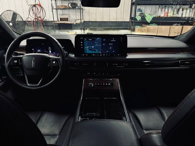 Certified 2025 Lincoln Aviator Black Label image 30