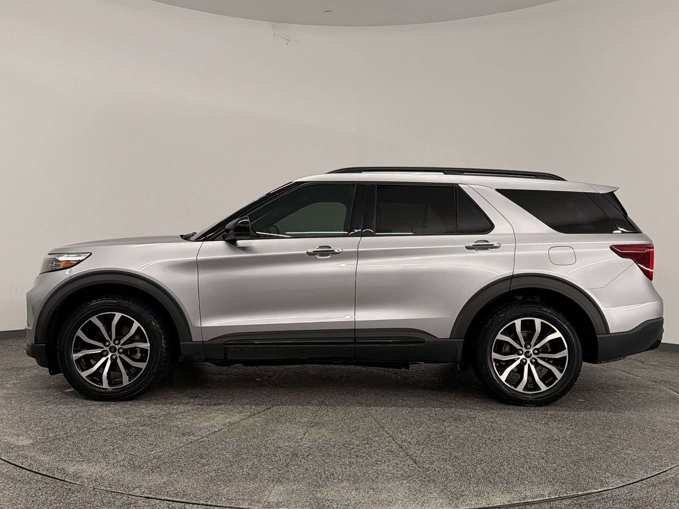 Used 2022 Ford Explorer ST AWD/4WD image 2