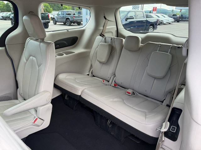 Used 2021 Chrysler Pacifica Touring-L w/ Uconnect Theater Family Group AWD/4WD image 11