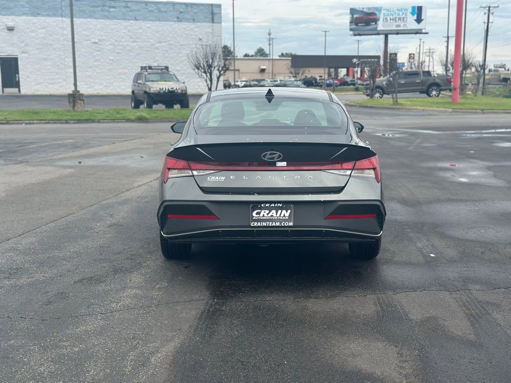 Used 2025 Hyundai Elantra Sport image 6
