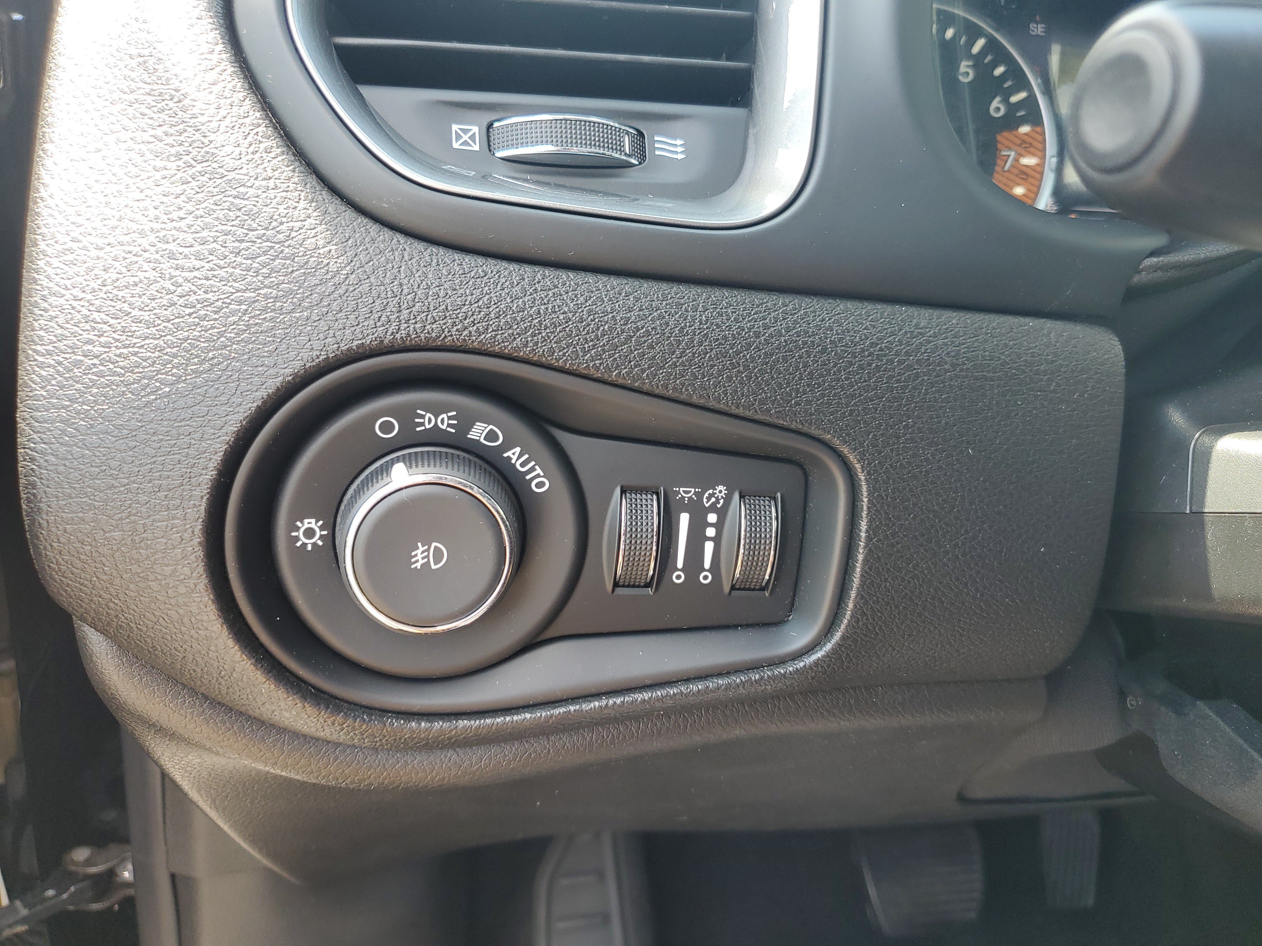 Used 2020 Jeep Renegade Limited w/ UConnect 8.4 Nav Group AWD/4WD image 22