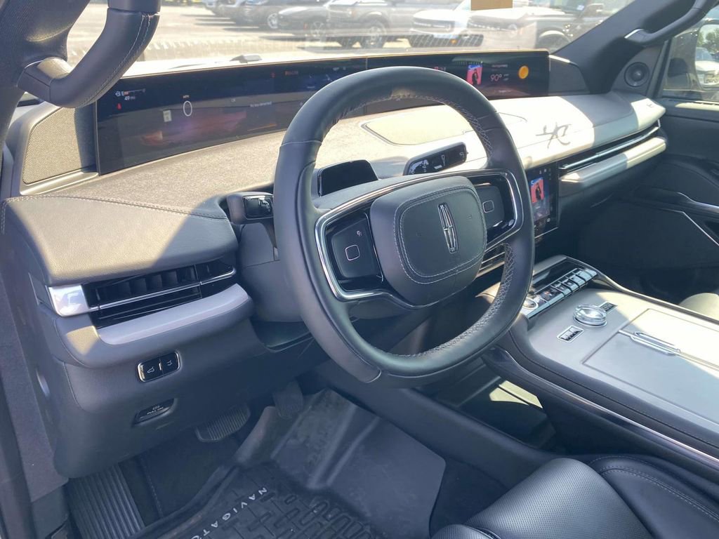 New 2025 Lincoln Navigator Reserve w/ Jet Appearance Package image 17