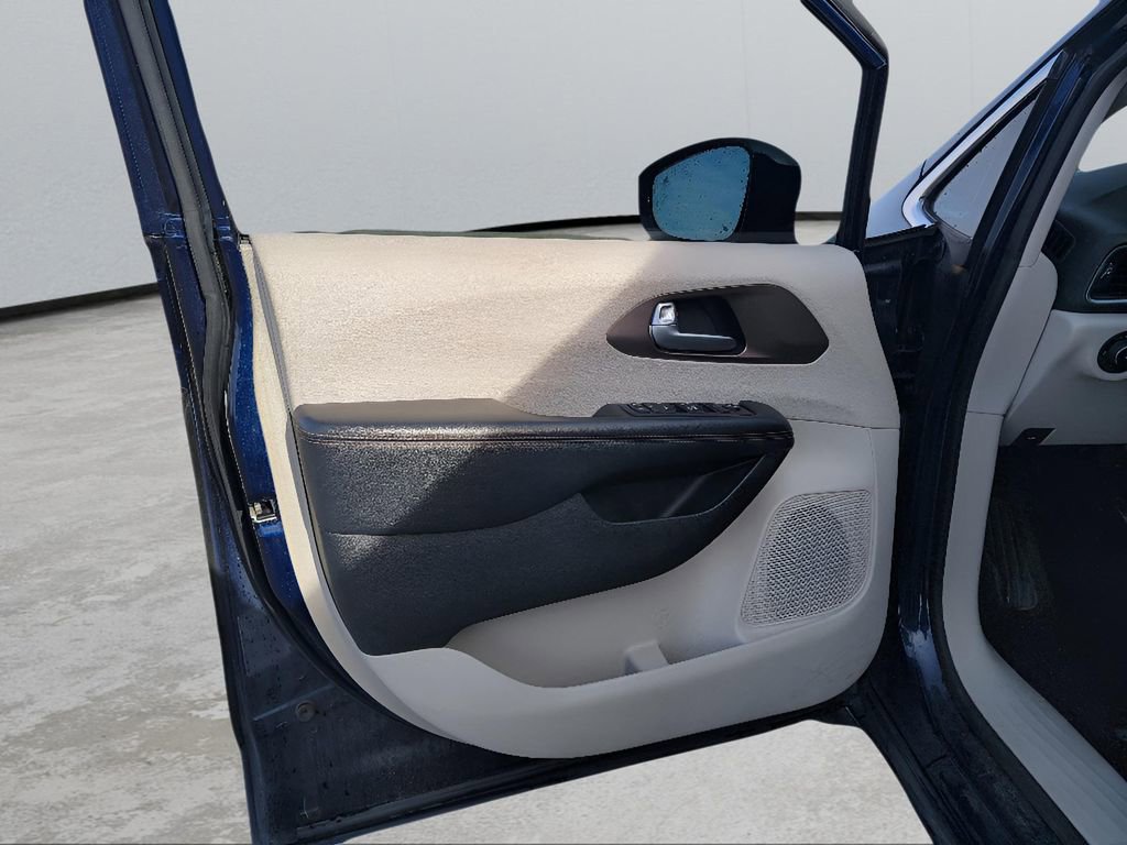 Used 2018 Chrysler Pacifica Touring-L image 11