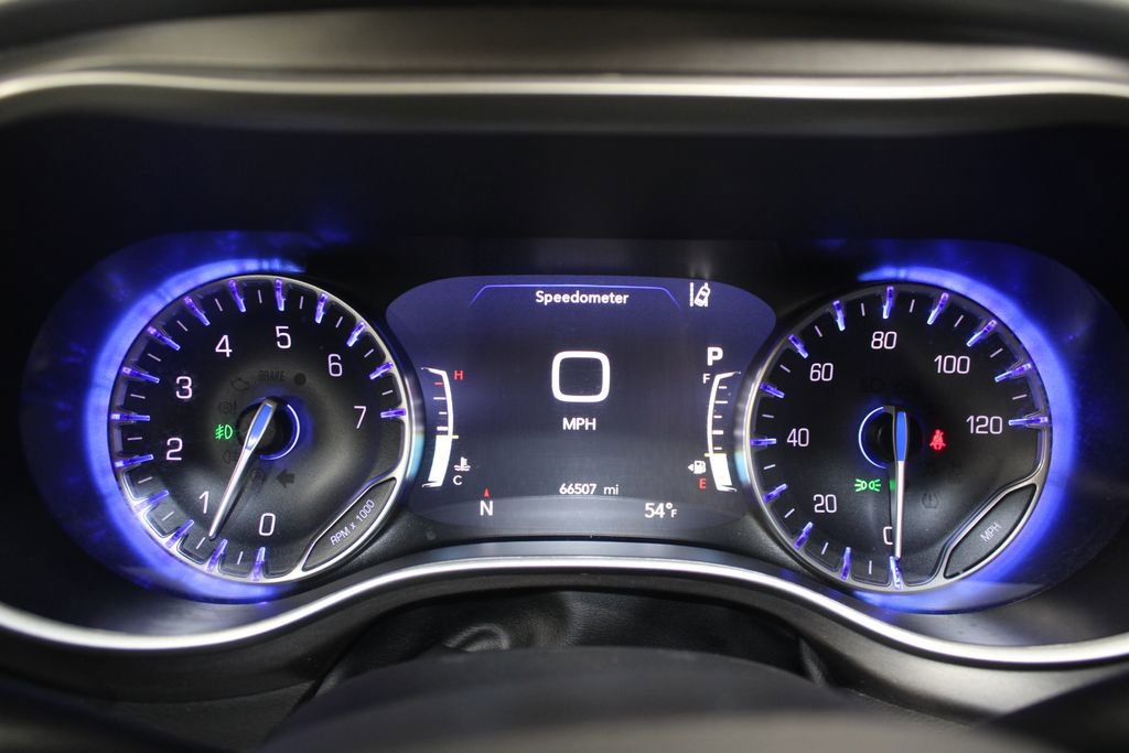 Used 2024 Chrysler Pacifica Touring-L image 33