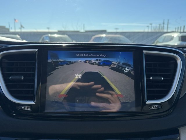 Used 2024 Chrysler Pacifica Touring-L image 17