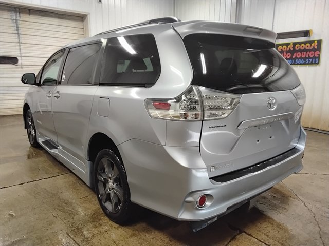 Used 2014 Toyota Sienna SE FWD image 6