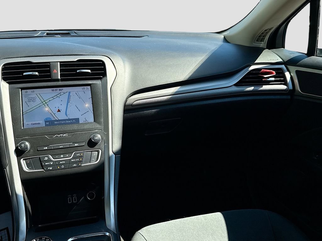 Used 2020 Ford Fusion SE image 26