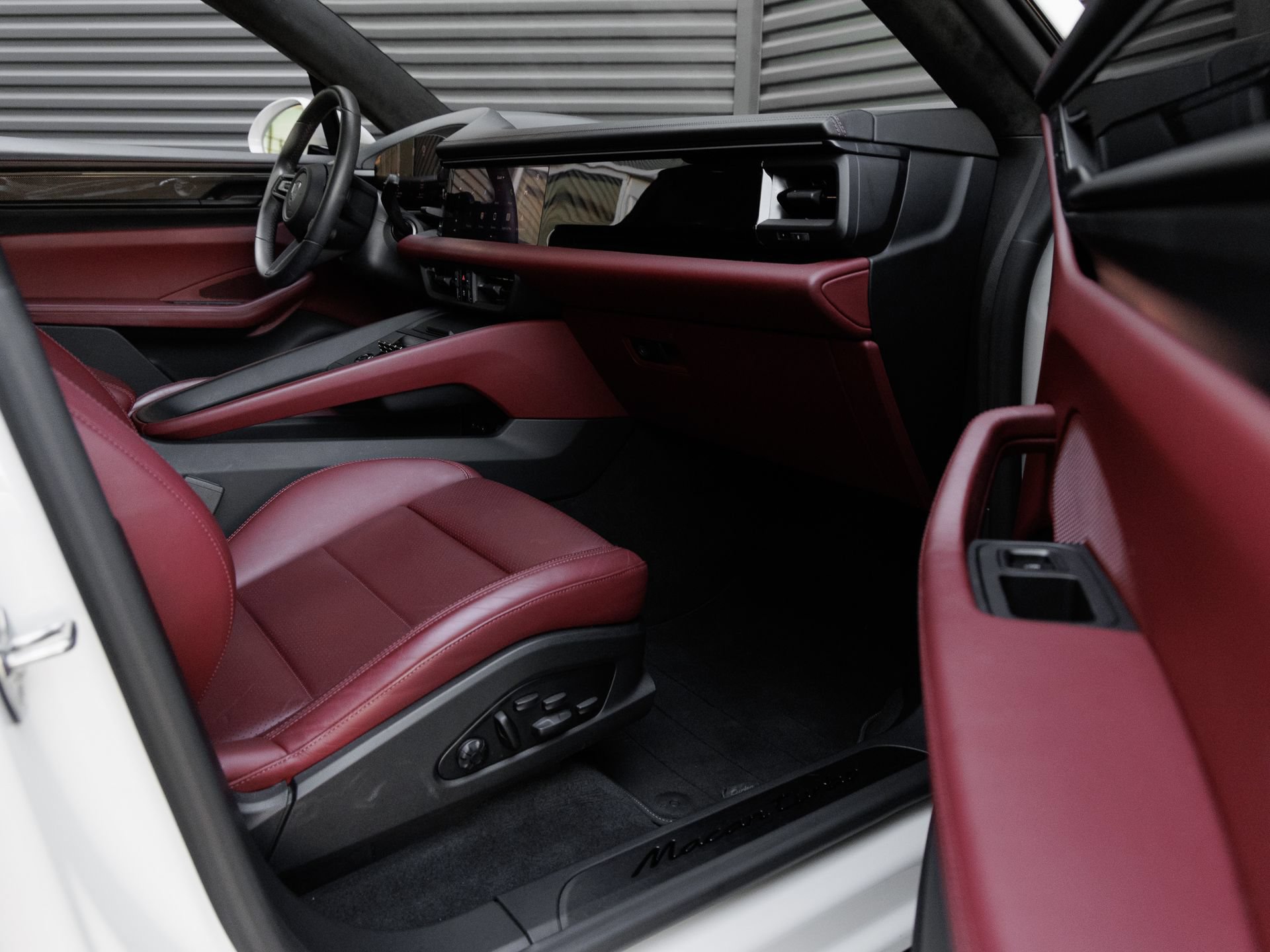 Certified 2025 Porsche Macan Turbo Electric AWD/4WD image 35