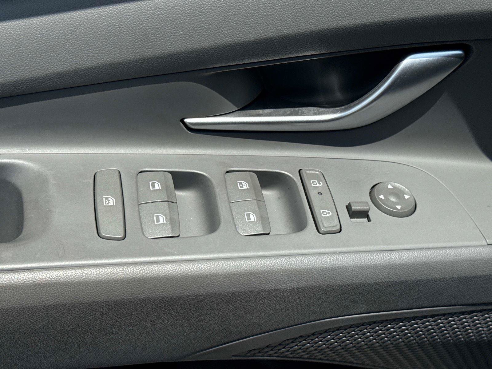 Used 2024 Hyundai Elantra SEL w/ Convenience Package FWD image 18