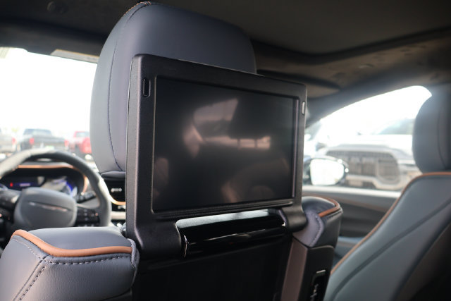 New 2027 Chrysler Pacifica Pinnacle w/ Theater Group FWD image 9