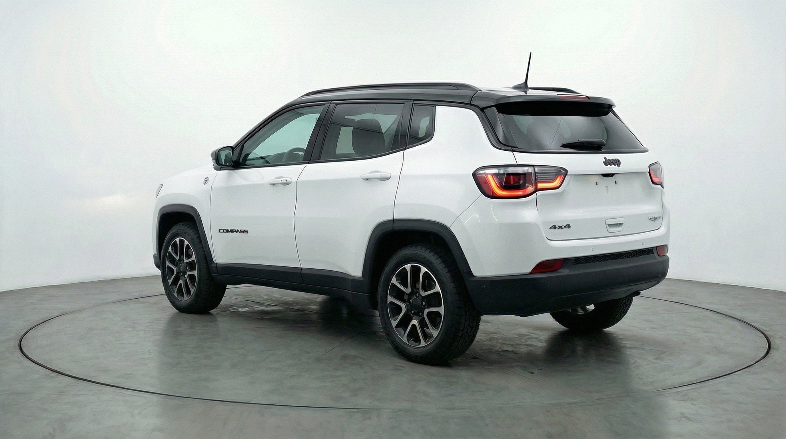 Used 2025 Jeep Compass Trailhawk image 6