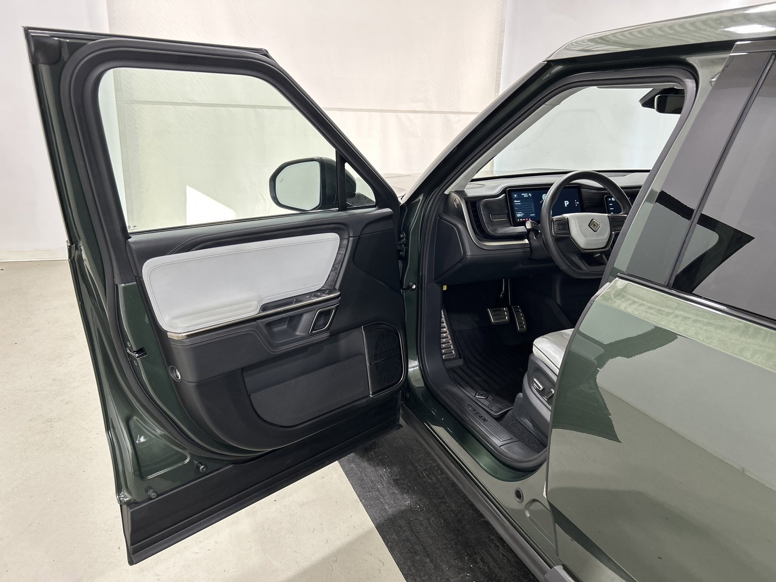 Used 2022 Rivian R1T Adventure image 16