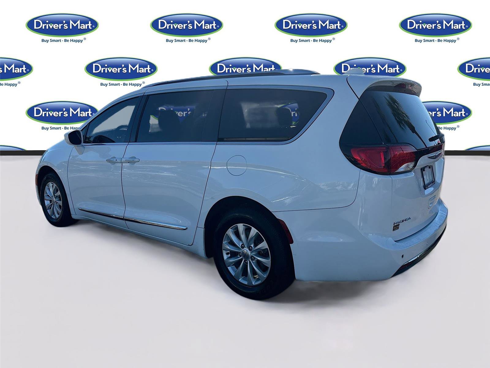 Used 2019 Chrysler Pacifica Touring-L image 6