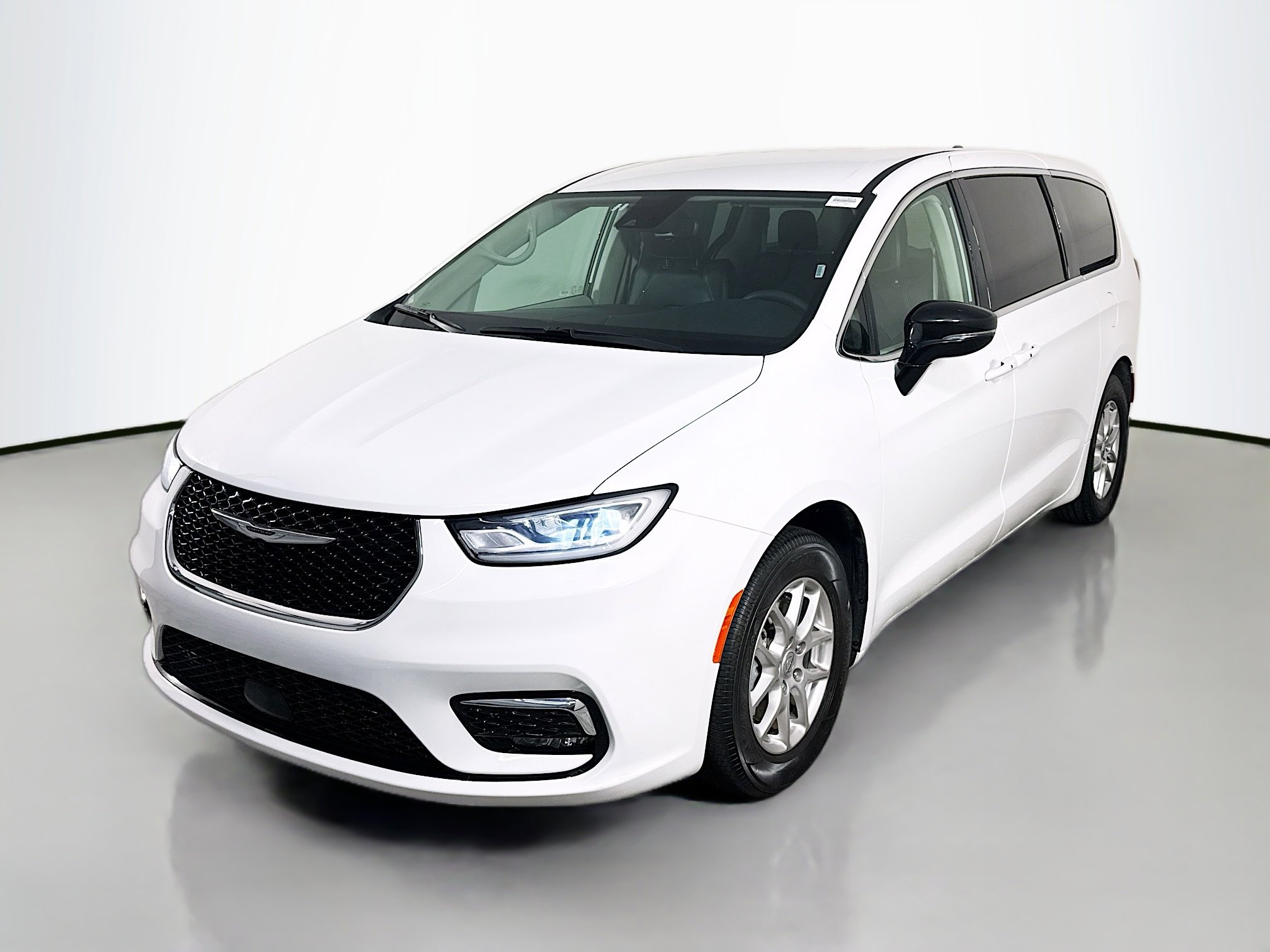 Used 2024 Chrysler Pacifica Touring-L FWD image 4