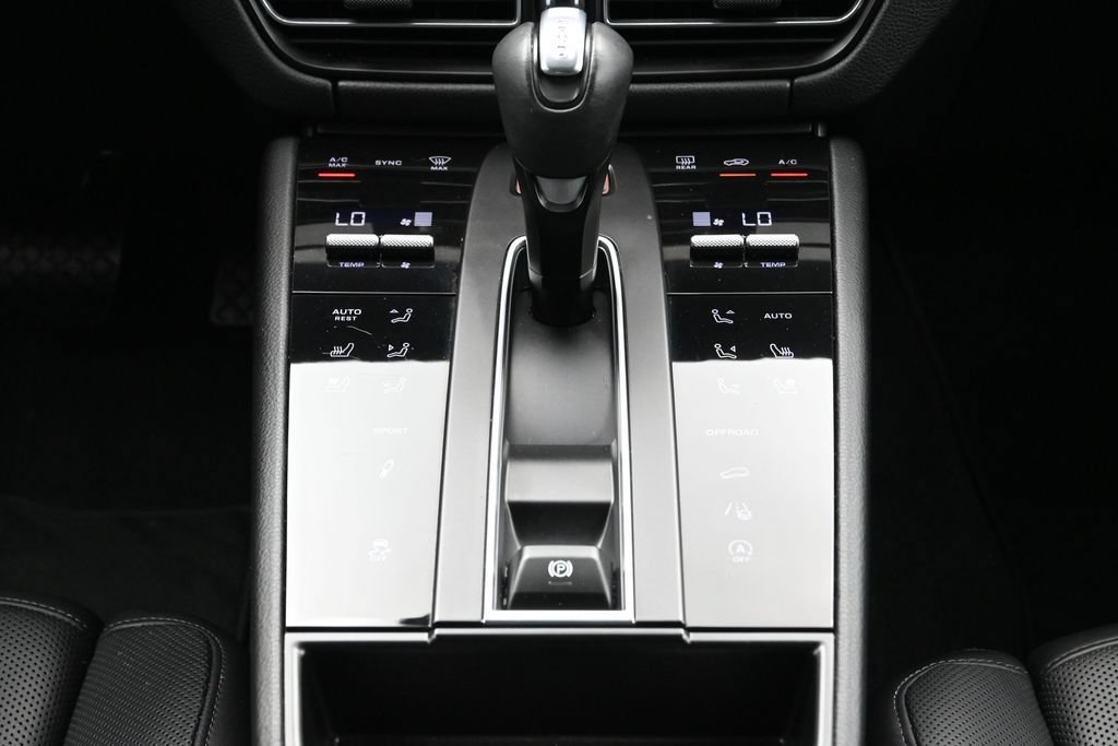 Certified 2023 Porsche Macan AWD/4WD image 23