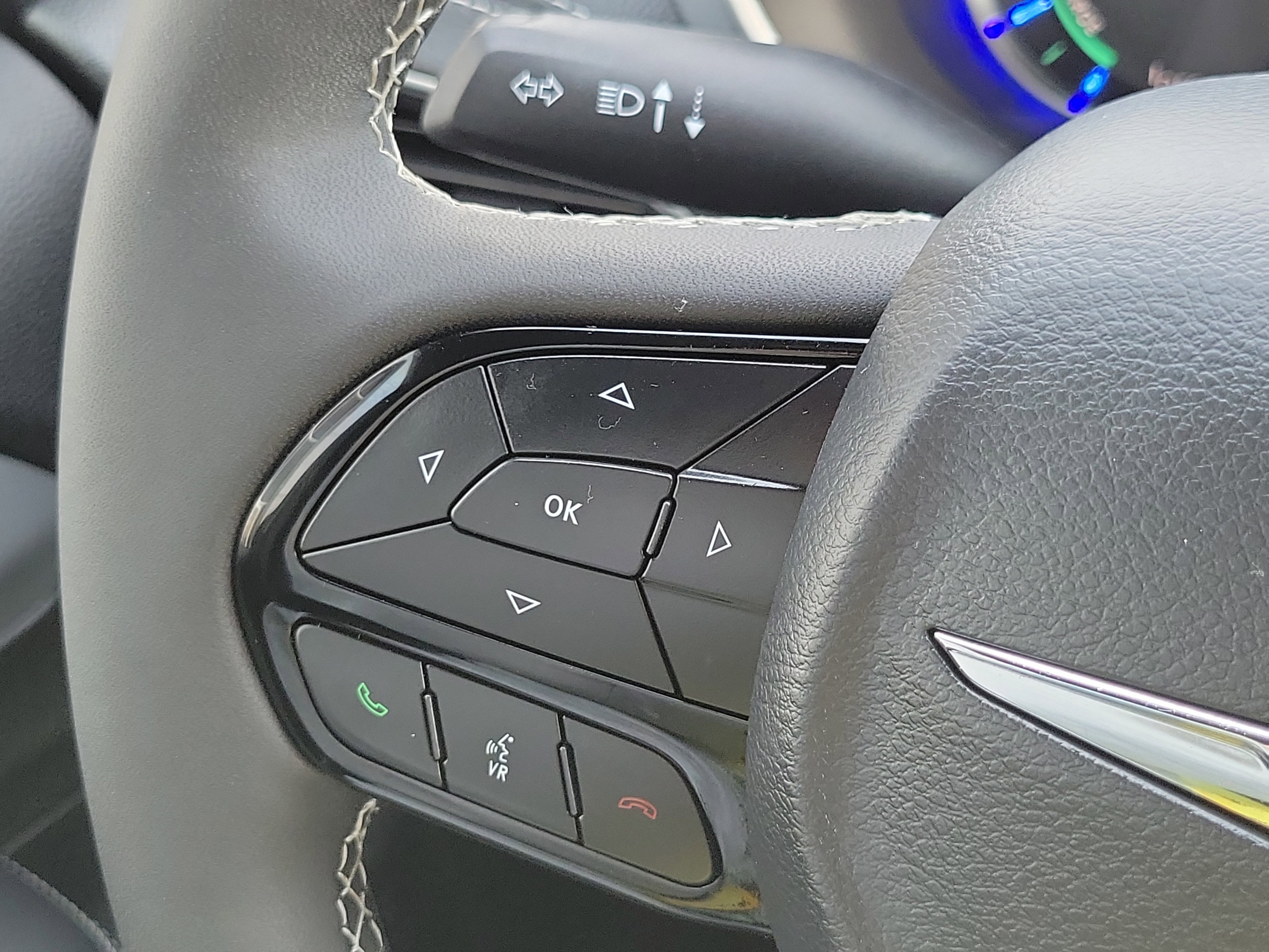 Used 2025 Chrysler Pacifica Premium image 12