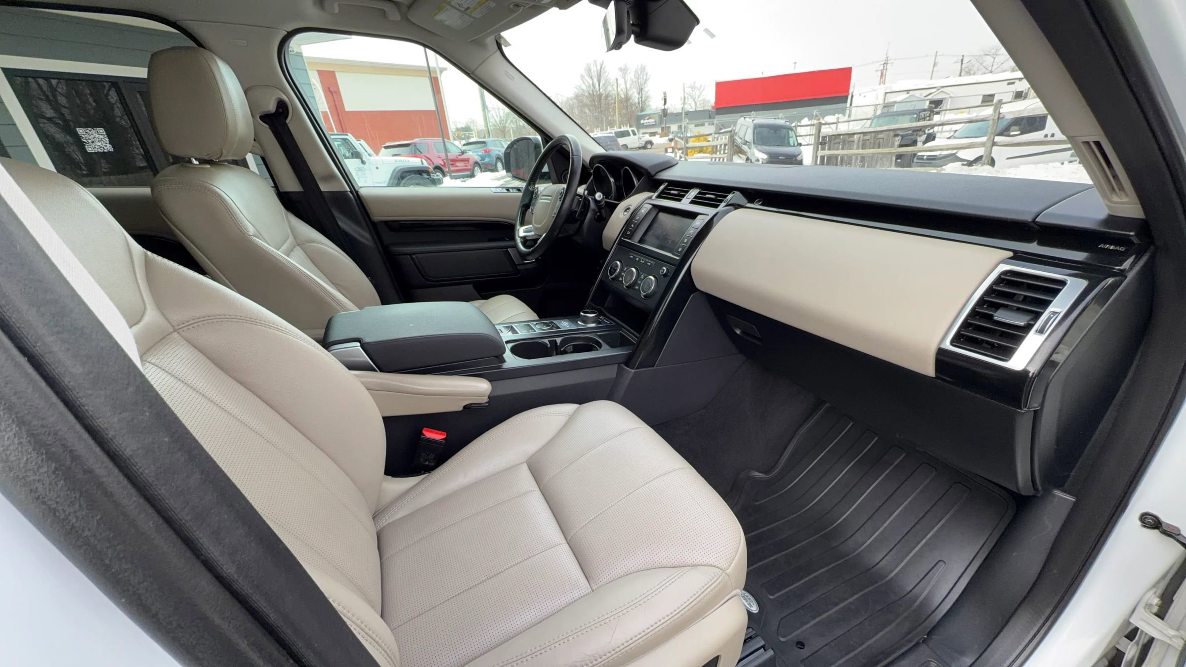 Used 2017 Land Rover Discovery SE image 24
