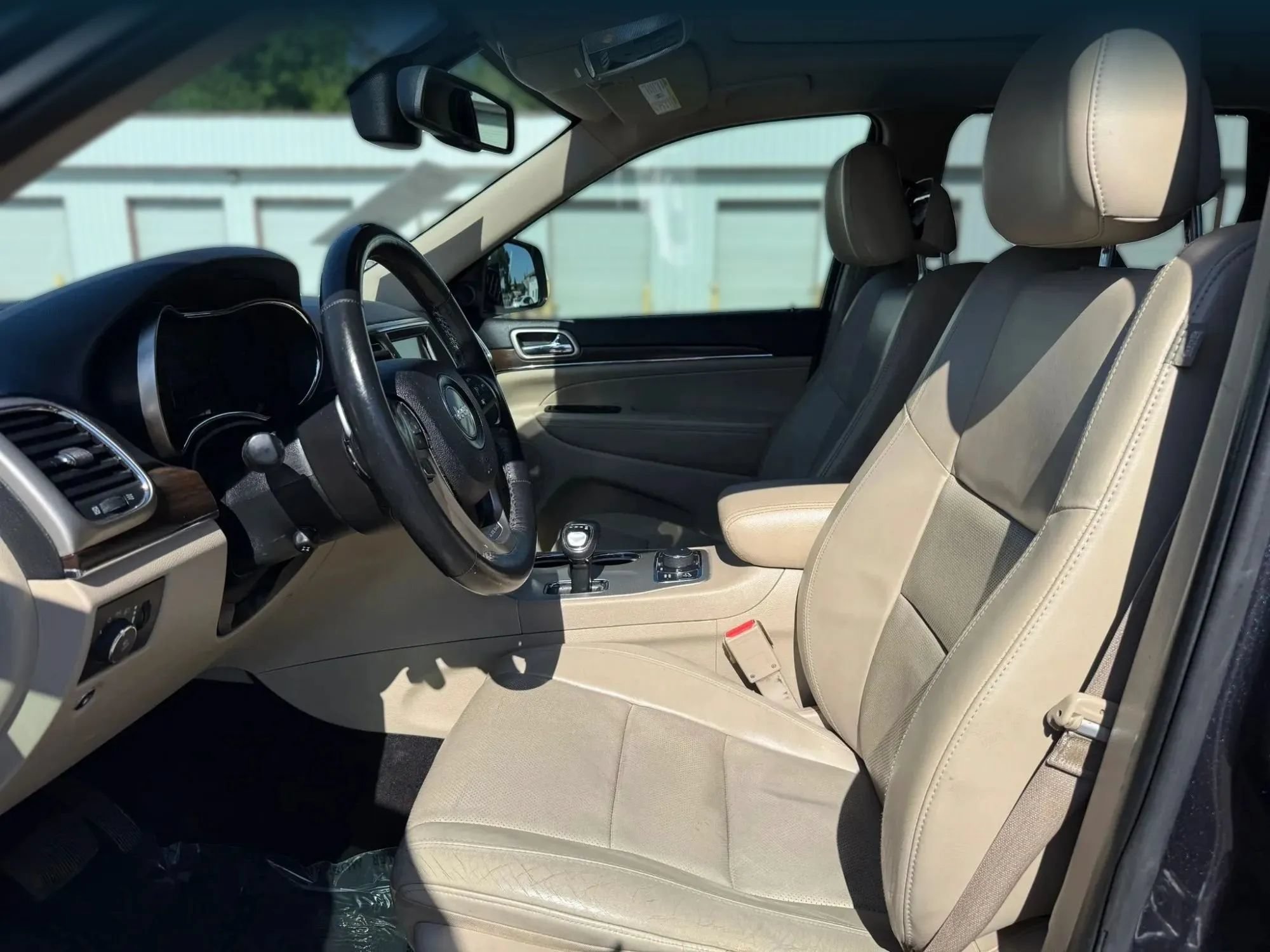 Used 2015 Jeep Grand Cherokee Limited w/ Luxury Group II AWD/4WD image 2