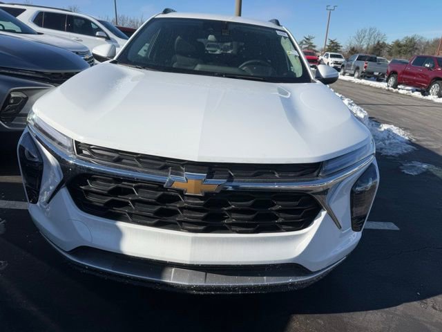 Used 2025 Chevrolet Trax LT w/ Driver Confidence Package image 2