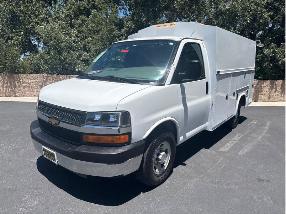 Used 2016 Chevrolet Express 3500 w/ Chrome Appearance Package RWD image 3