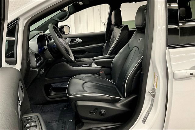 Used 2025 Chrysler Pacifica Limited image 23