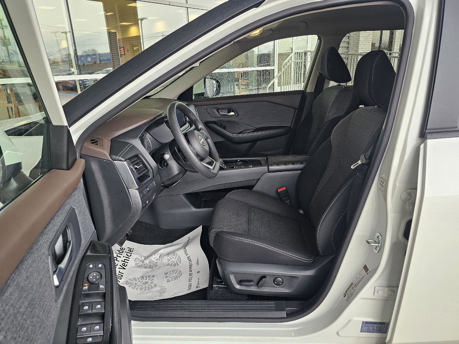 Used 2023 Nissan Rogue SV image 19