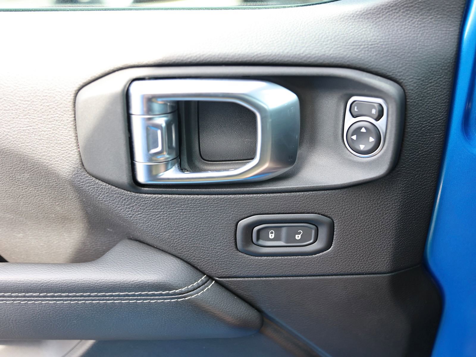 Used 2023 Jeep Wrangler Unlimited Sahara AWD/4WD image 38