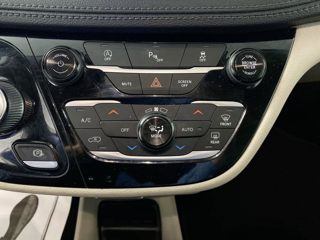 Used 2019 Chrysler Pacifica Limited image 18